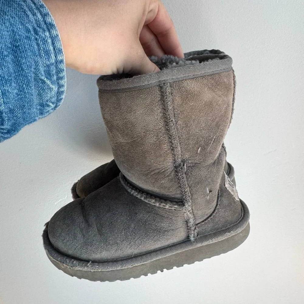 UGG Classic Short Boots Gray Sheepskin Cozy Winter 10 Scandi Ski Neutral